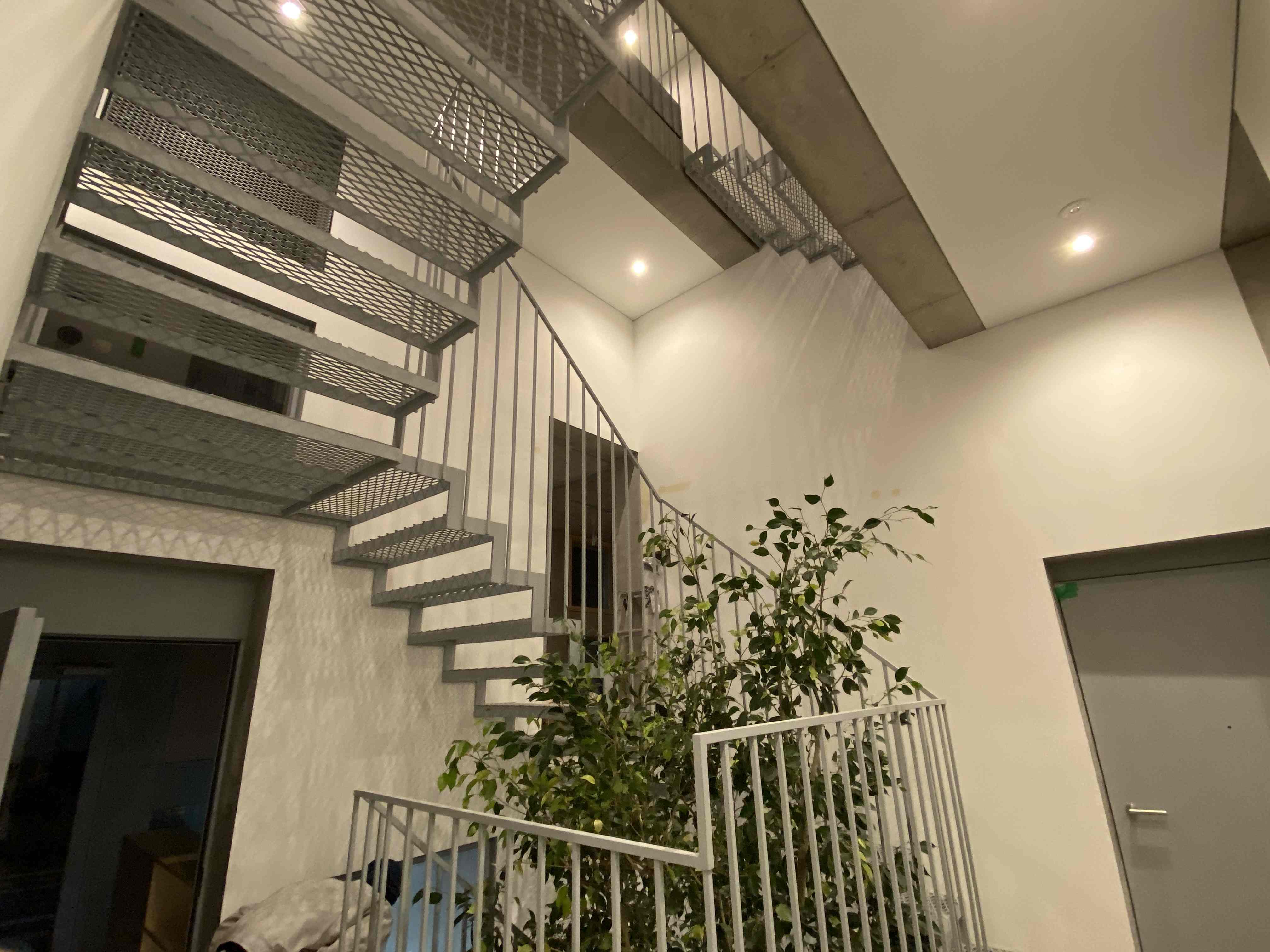 デザイナーズマンションの共用階段